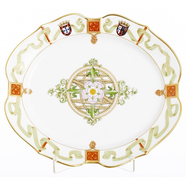 Porcelain - Cut-out serving dish - Vista Alegre. Made of porcelain from the Vista Alegre factory; polychrome and gold...