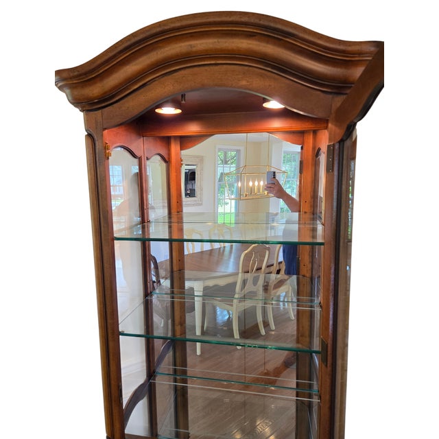 1990s Ethan Allen Country French Curio Cabinet Glass Display Case China Hutch Lighted For Sale - Image 16 of 18