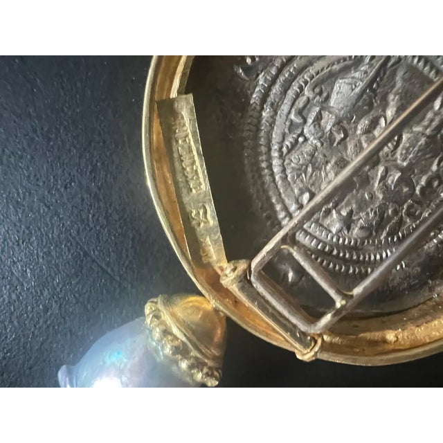 Metal Elizabeth Locke Silver Sasanian Roman Coin Sea Pearl 18k Gold Frame Pin or Brooch For Sale - Image 7 of 9