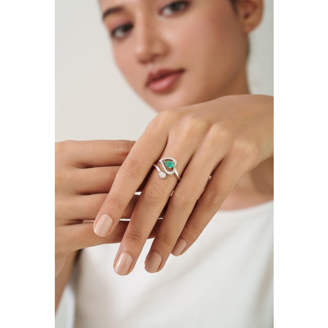 Emerald & Diamond Heart Halo Toi Et Moi Bypass Ring in 14k White Gold Size 5 For Sale In New York - Image 6 of 17