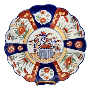 Antique Japanese Imari Plate with a Scallop Shaped Edge, 1900s