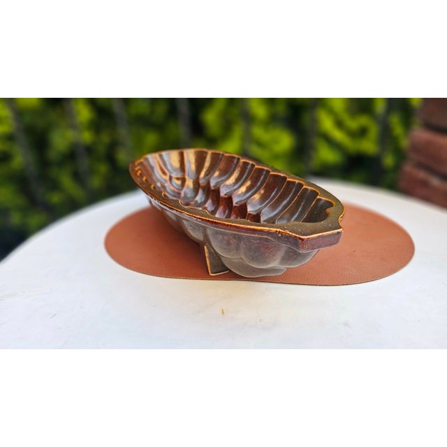 Pre-war ceramic mold for challah or bread, dimensions: height 10 cm, width 44 cm, depth 19 cm.