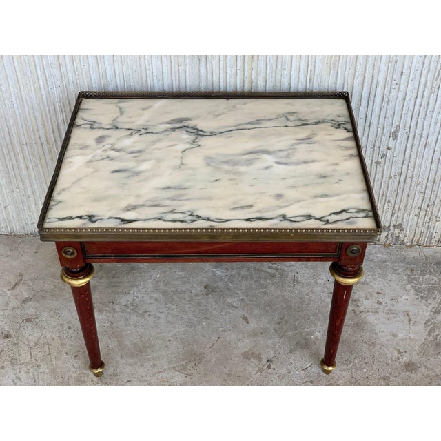 French Early 20th Century Louis XV Style Mahogany and Marble-Top Coffee Table with Bronze Mounts For Sale - Image 3 of 18