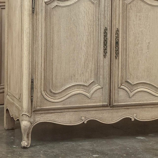 Early 20th Century Grand Antique Country French Louis XV Buffet in Stripped Oak For Sale - Image 5 of 18