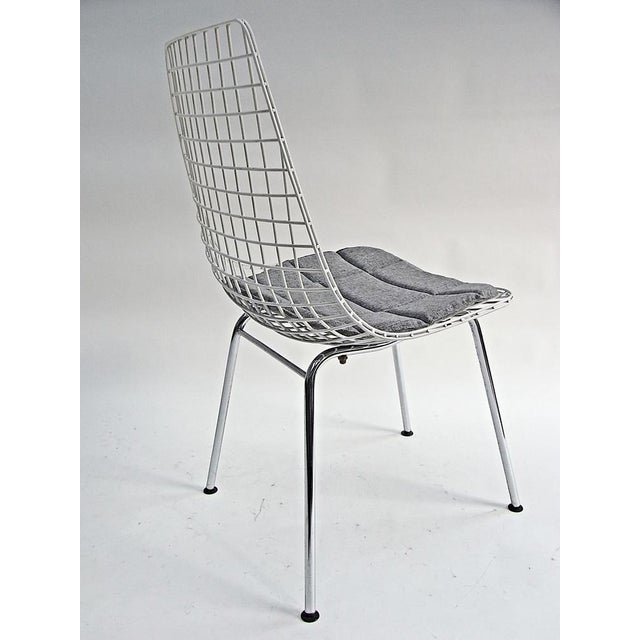 Wire Chairs in Chrome and White Steel Mesh, Set of 4 For Sale - Image 5 of 18