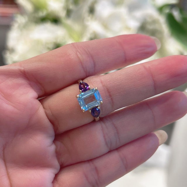 Contemporary Bochic “Orient” Blue Topaz & Amethyst Ring Set In 18K Gold & Silver For Sale - Image 3 of 11