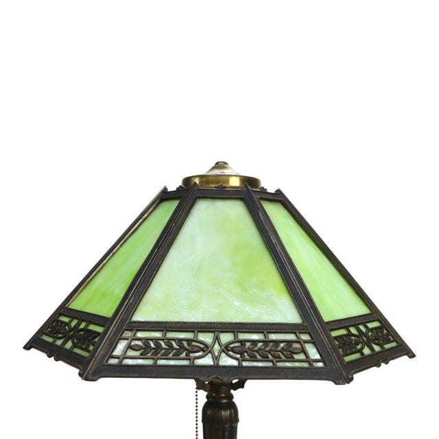 American Arts & Crafts Pittsburg 8-Panel Slag Glass Table Lamp Signed C1920 For Sale - Image 3 of 10