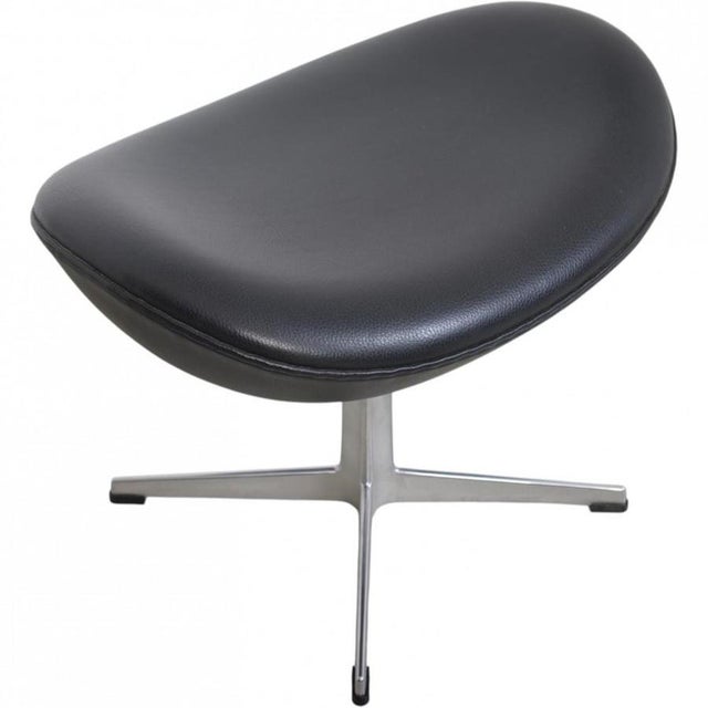 Egg Stool in Black Aura Leather by Arne Jacobsen, 2016 For Sale - Image 4 of 9