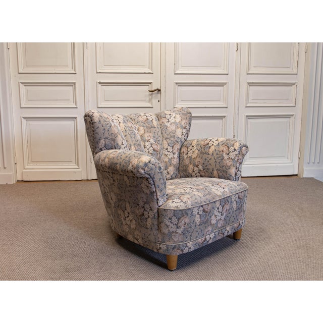 Elegant 1940s Danish lounge chair, combining generous proportions with a softly sculpted silhouette and exceptional...