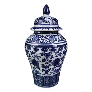 Chinese Chinoiserie Blue and White Interlocking Lotus Porcelain Lidded Ginger Jar For Sale