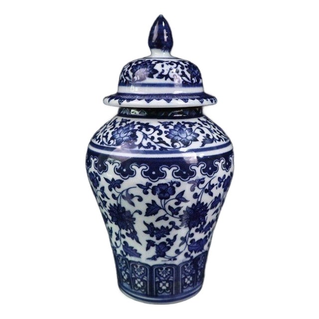 Chinese Chinoiserie Blue and White Interlocking Lotus Porcelain Lidded Ginger Jar For Sale