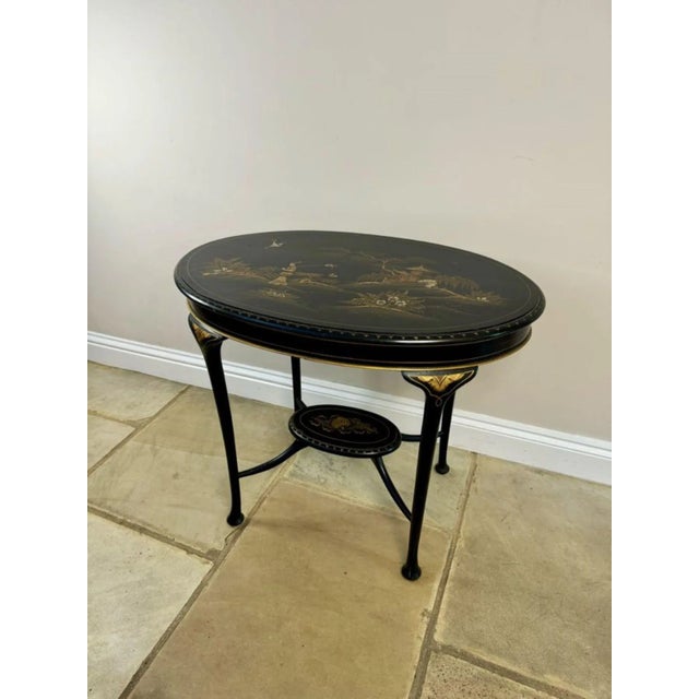 Quality antique Edwardian chinoiserie decorated lamp table, having a quality antique Edwardian oval shaped lamp table with...