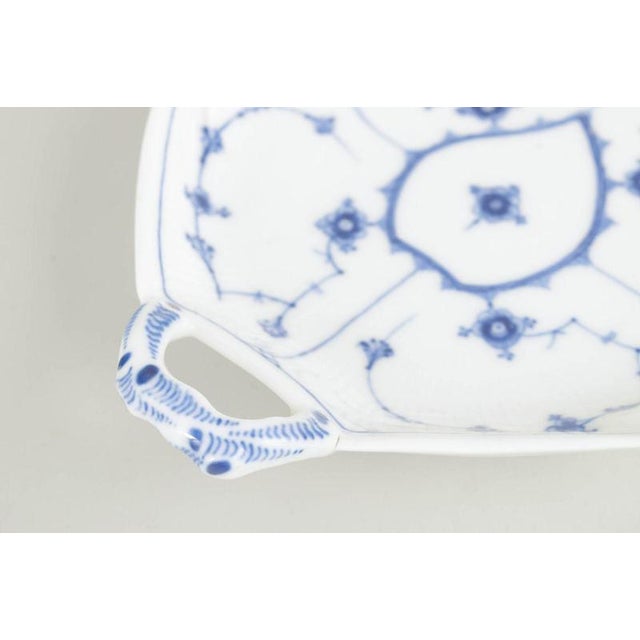 Antique Mid-19th Century Leaf-Shaped Blue Fluted Plain Dish from Royal Copenhagen For Sale - Image 3 of 5