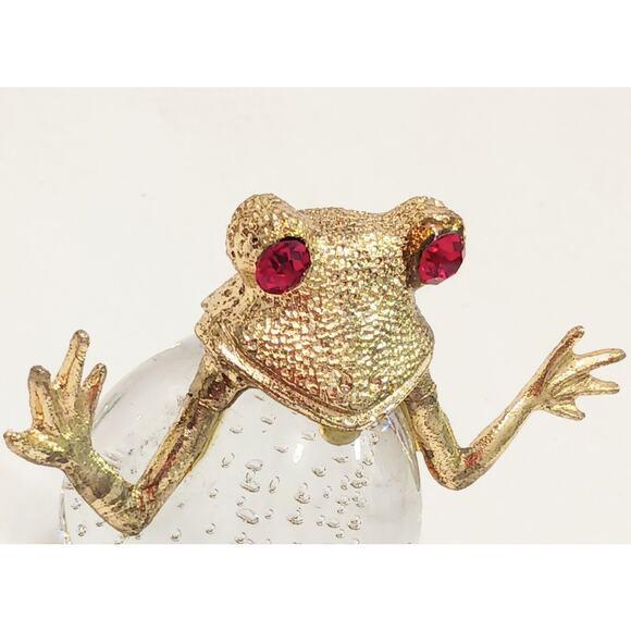 1970s 1970s Sitting Frog Paperweight 4" Glass Handblown Modern Art Deco Red Eyes Decor For Sale - Image 5 of 10