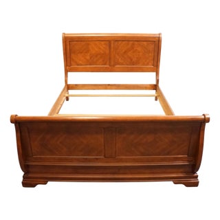 Collezione Europa Traditional Queen Size Sleigh Bed With Diamond Bookmatched Veneer - Cherry Finish For Sale