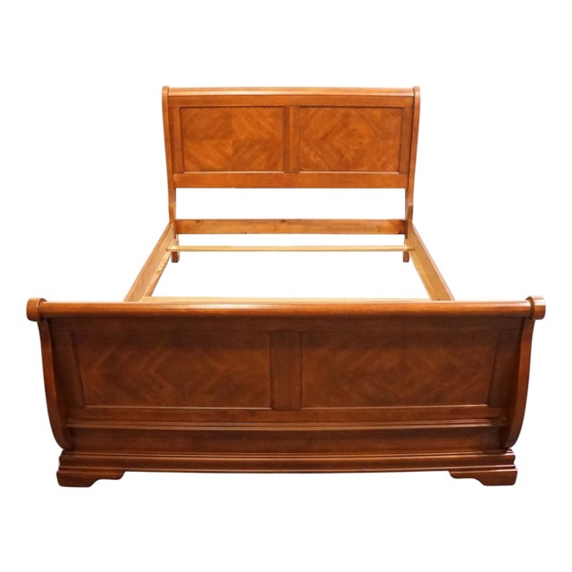 Collezione Europa Traditional Queen Size Sleigh Bed With Diamond Bookmatched Veneer - Cherry Finish For Sale