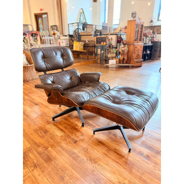 This Eames 670/671 lounge chair and ottoman set is an authentic example in Brazilian rosewood. It was designed by Charles...