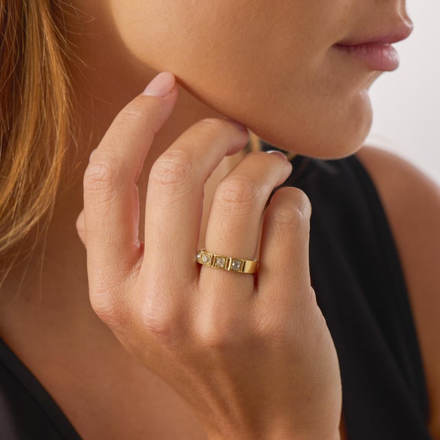 1980s Vintage Old Mine Cut Diamond Five Stone 18k Yellow Gold Band, Size 6 For Sale - Image 5 of 7