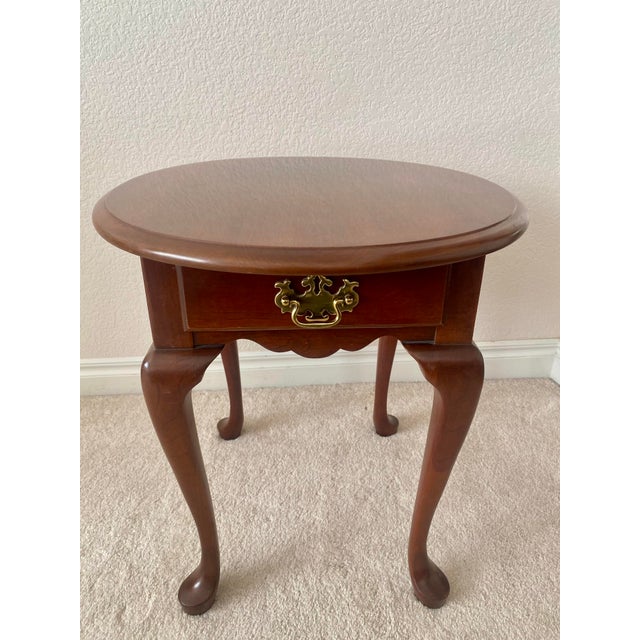 Late 20th Century Traditional Pennsylvania House Queen Anne Style Solid Cherry Oval Accent Table With Drawer Excellent Condition. For Sale - Image 14 of 18