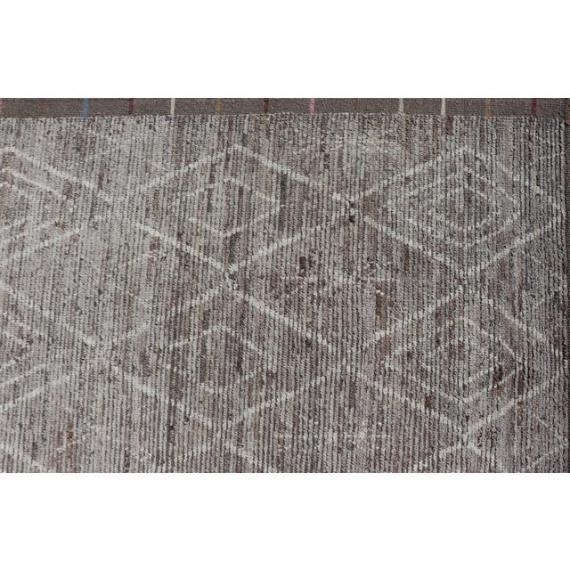 Modern Causal Contemporary Rug in Moroccan Design in Variegated Gray and Cream For Sale - Image 10 of 12