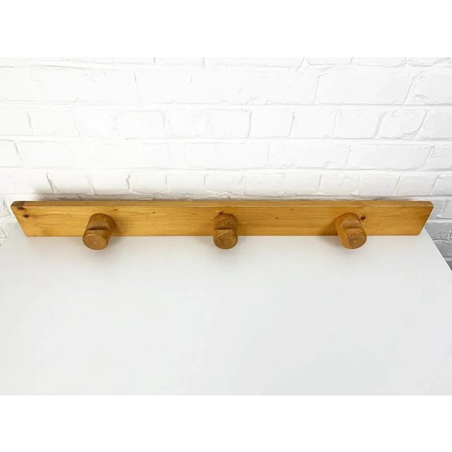 French Coat Rack in Pinewood attributed to Charlotte Perriand for Les Arcs, 1960s For Sale - Image 13 of 13