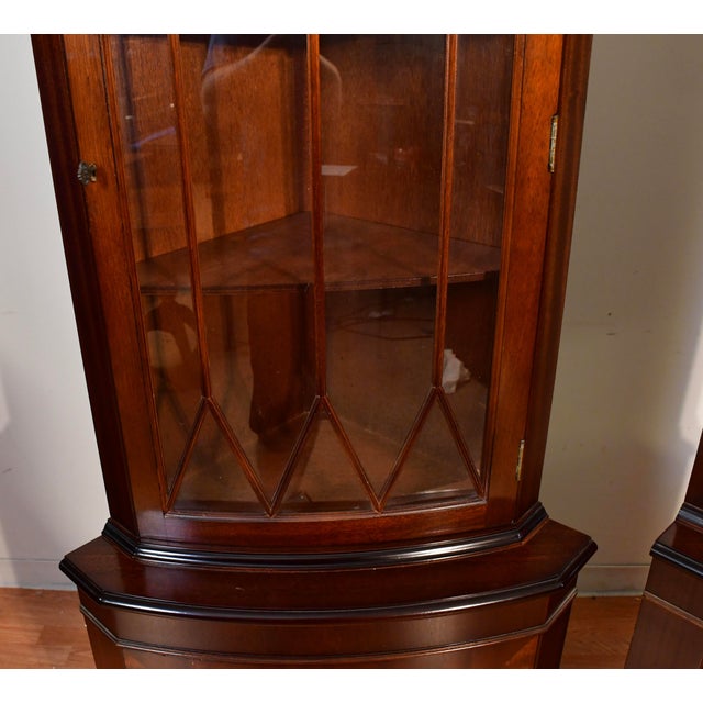 Traditional 1950s Georgian Style Mahogany Inlaid Pair of Corner Display Cabinets 2 Keys For Sale - Image 3 of 17