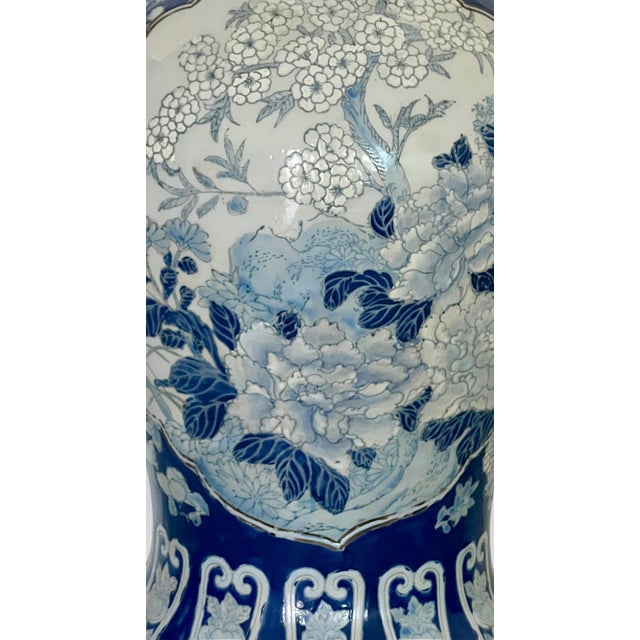 Vintage Chinese Blue and White Floral Porcelain Table Lamp on Ming Style Wood Stand For Sale In Tampa - Image 6 of 13