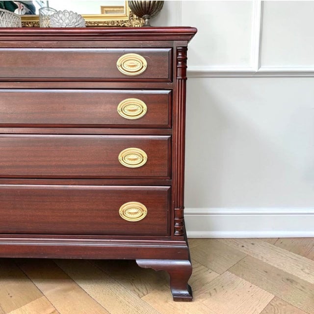 Chippendale 1960s Traditional Federal Revival Ribbon Mahogany Dresser | Entryway Piece For Sale - Image 3 of 11