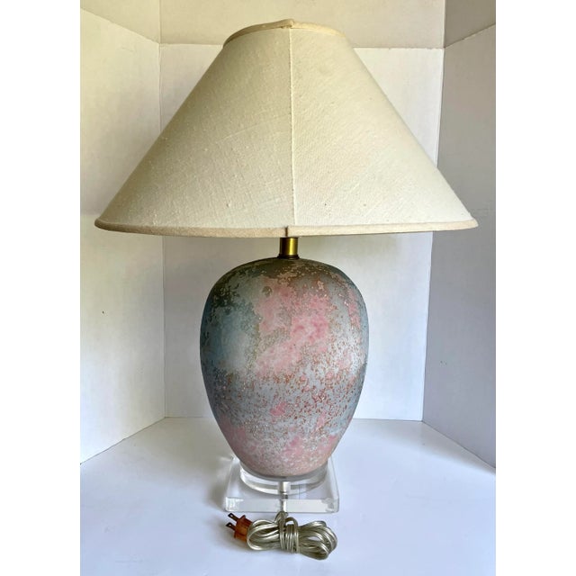 Metal 1980s Postmodern Metal and Lucite Pink Blue Table Lamp For Sale - Image 7 of 13
