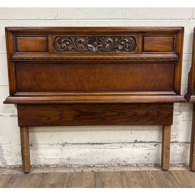 This is a beautiful vintage, possibly antique, Italian Neoclassical or Italian Renaissance style twin sized daybed....