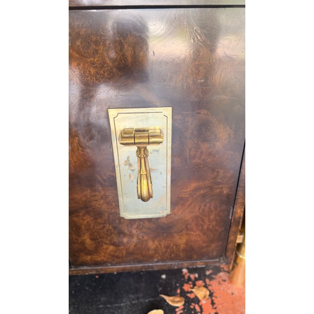 1970s Attributed to Mastercraft Hollywood Regency Burl Wood & Satin Brass Side Cabinets / Nightstands – A Pair For Sale - Image 12 of 15