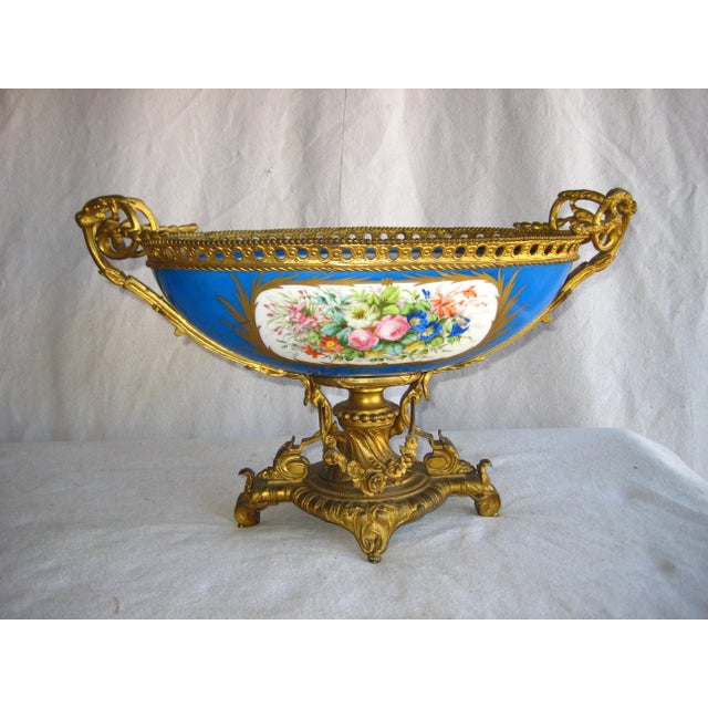 This center piece in Sèvres style porcelain is stunning , we had to liste it as Sèvres style as the bottom where the mark...