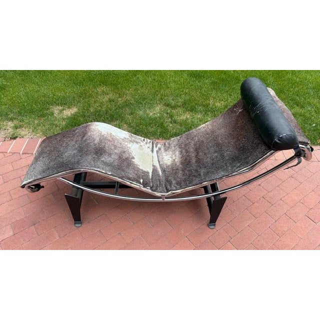 1970s Vintage Modernist Chrome Chaise Lounge Attributed to Le Corbusier Lc4 With Cowhide Upholstery For Sale - Image 5 of 11