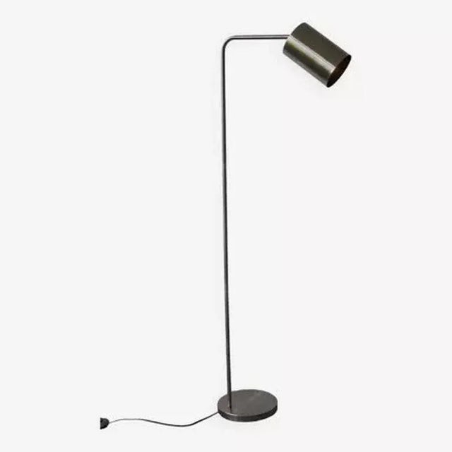 Minimalist aluminum floor lamp, with a thin and slender stem. Its adjustable, cylindrical-shaped spot can be easily...
