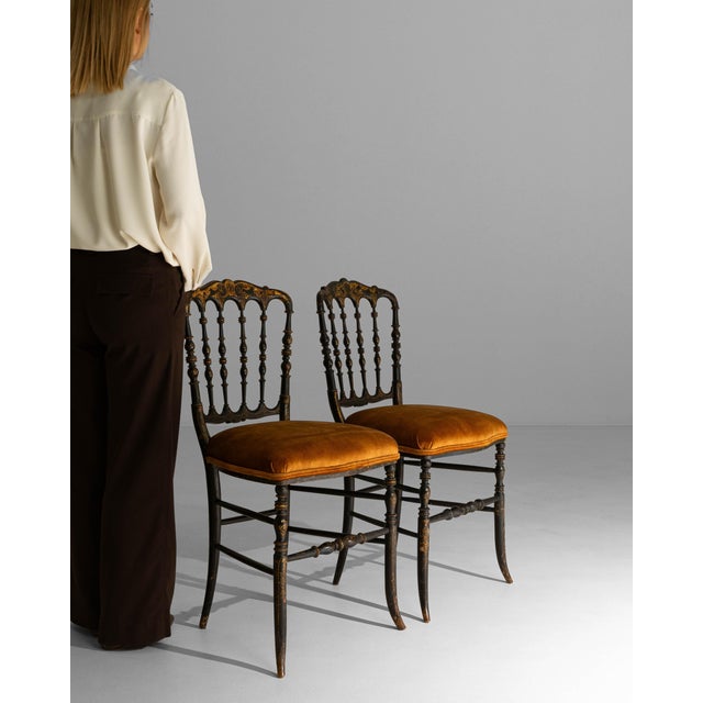 This pair of 1880s French Napoleon III Chiavari chairs exemplifies the elegance and decorative refinement characteristic...