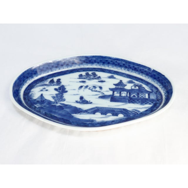 A fine antique Chinese Export porcelain underplate. In the Canton pattern. Decorated in underglaze blue. The centers...