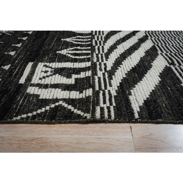 Contemporary 6x9 Bold Tribal Black and Cream Tribal Design Modern Contemporary Berber Carpet Rug For Sale - Image 3 of 9