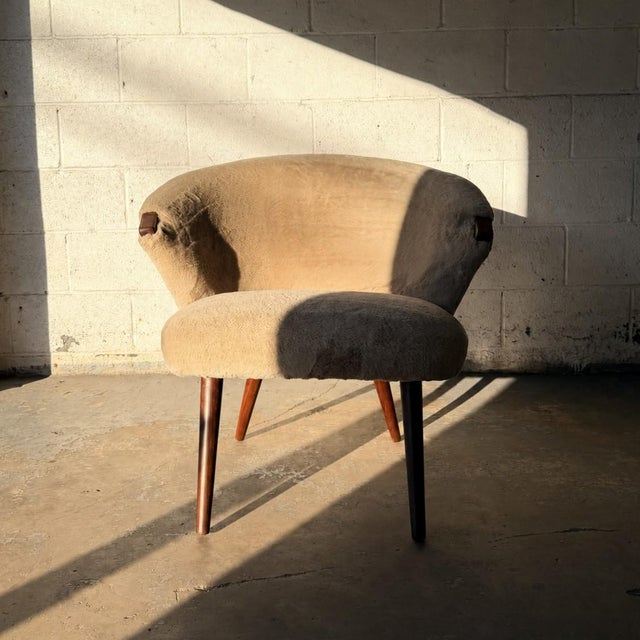 A beautifully sculptural Danish TV chair designed by Bent Møller Jepsen for Simo in the 1950s. Its broad, curved back...