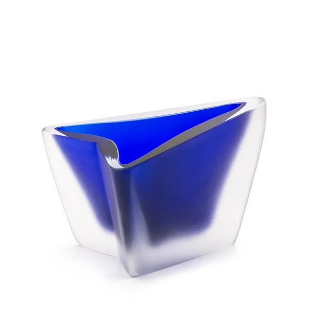 Freccia small blue vase by Purho Dimensions: D25 x W21 x H16 cm Materials: Glass other colours and dimensions are...