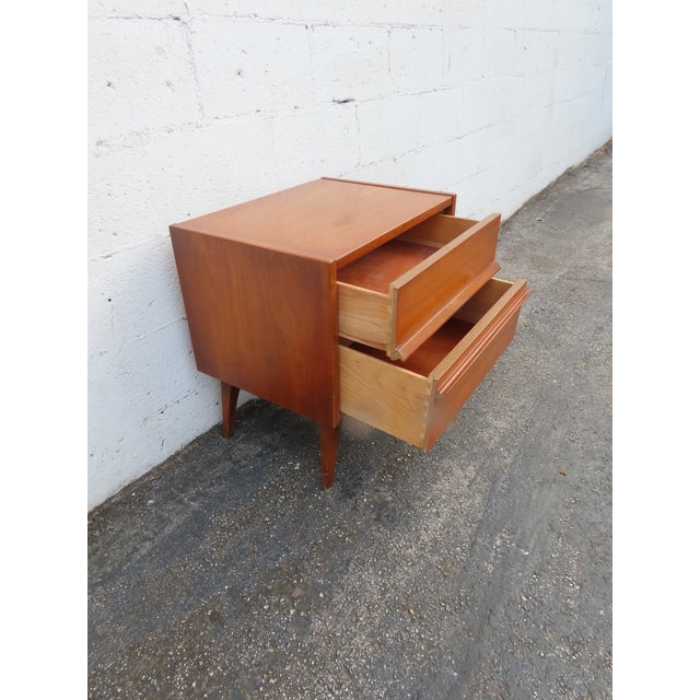 Mid Century Modern Nightstand Side End Bedside Table 6235 For Sale - Image 4 of 17
