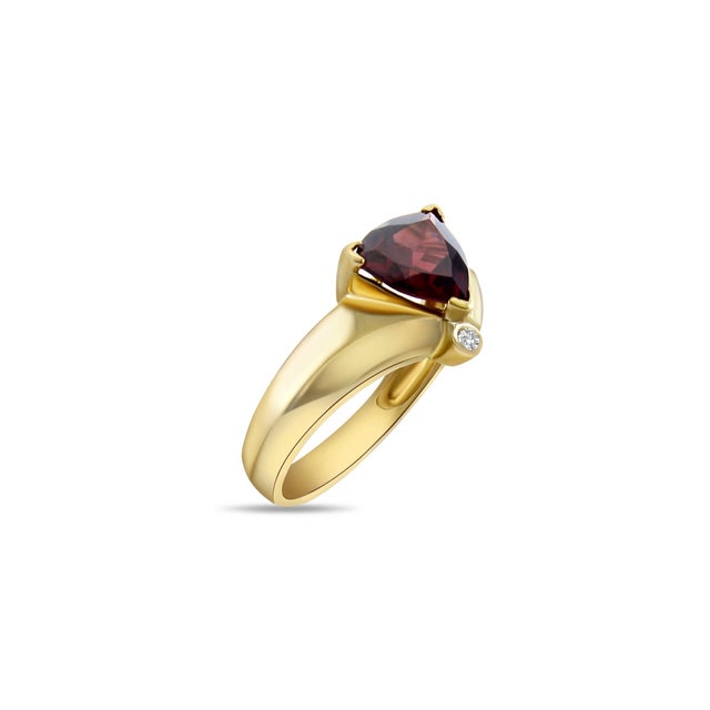 Contemporary Trilliant Cut Garnet Ring 14k Yellow Gold, Size 3 For Sale - Image 3 of 3