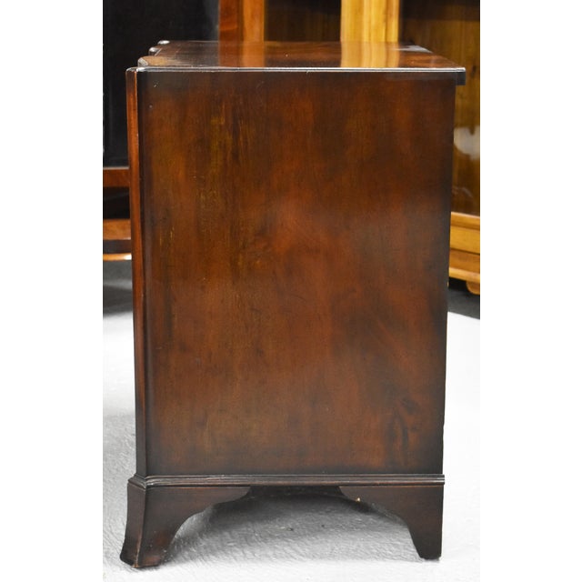 A good quality flame mahogany serpentine chest, having a well figured and cross banded top, above an arrangement of four...
