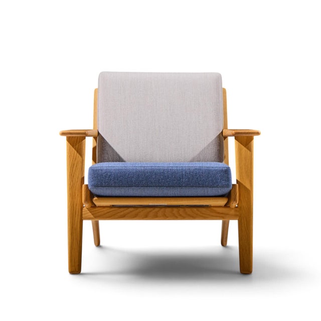Hans Wegner for Getama GE290 Mid Century Oak Lounge Chair This chair measures: 29.75 wide x 31 deep x 30.25 high, with a...