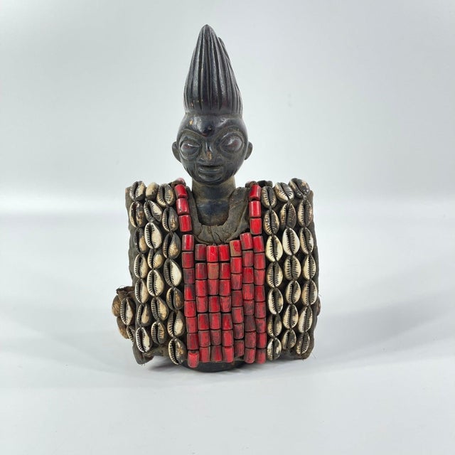 Early 20th Century Yoruba Ibeji Figure with Cowrie Shell Vest Nigeria For Sale In Denver - Image 6 of 8