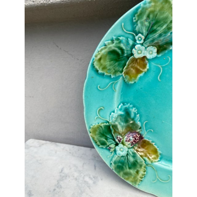 French Country French Majolica Strawberries Plate Luneville, Circa 1880 For Sale - Image 3 of 4