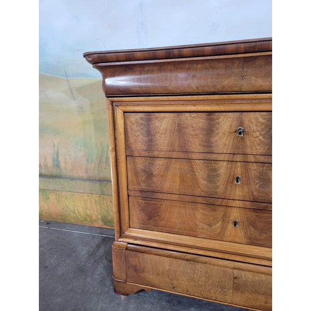 Small Louis-Philippe Chest of Drawers in Flamed Walnut – 19th Century An elegant small Louis-Philippe period chest of...