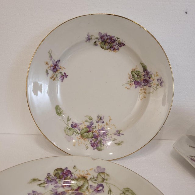 Art Nouveau Violets Dinner Service by Albert Pillivuyt for Foëcy Limoges, 1920s, Set of 82 For Sale - Image 17 of 18