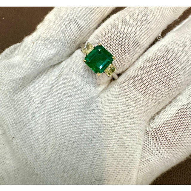 Green 3 Ct Emerald Cut Colombian Emerald & 0.8 Ct Yellow Diamond Ring 18Kt White Gold For Sale - Image 8 of 8