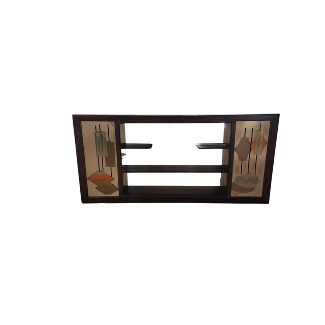 Hard to find mid century modern mirrored shadowbox wall display unit in excellent condition. Made by the Illinois Moulding...