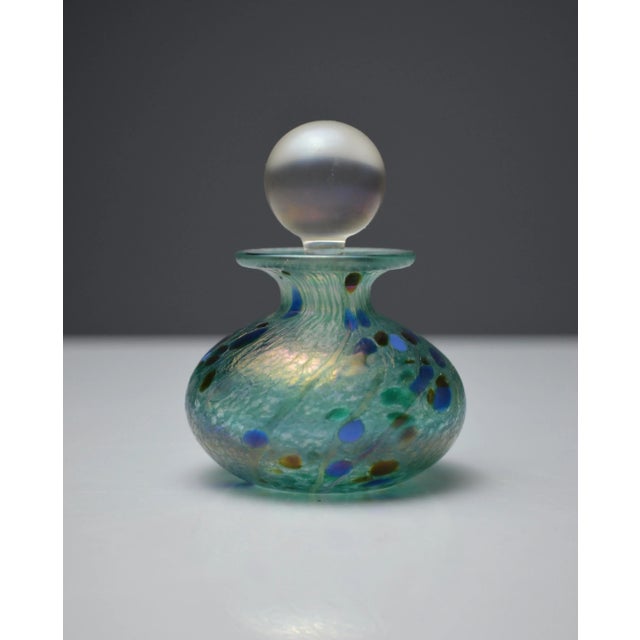 1970s Iridescent Green and Blue Glass Perfume Bottle from Isle of Wight Studio, England, 1970s For Sale - Image 5 of 9